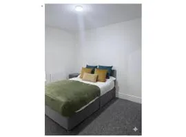 Cozy Double Room with Shared Bathroom & Kitchen