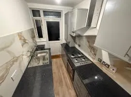 Luxury Renovated Apartment - Private Rooms