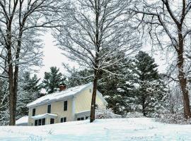 Dog-Friendly Copake Home with Sauna!，Copake Falls的飯店