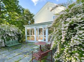 Close to Copake Lake! 4-Season Escape with Sauna, hotel v destinácii Copake Falls