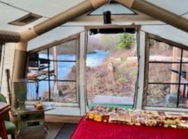 Dungeness Riverside Castle, место для глэмпинга в городе Секим