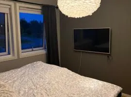 Soverom med enkelseng på vakre Senja