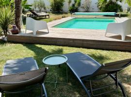 Villa avec piscine Proche de ROYAN, Hotel in Sémussac