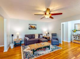 3BR on Sprawling Acreage with Magnificent Views, hotel in Commerce