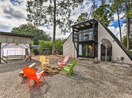 Fish and Play on Lake Okeechobee Cabin with Fire Pit: Moore Haven şehrinde bir otel