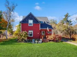 4BR House with kitchen, jetted tub, WiFi and gas Grill