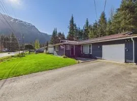 Home Near Mendenhall Glacier with Large Backyard