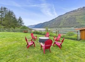 Oceanfront Fire Pit, Decks, Large Yard, Views!, hotel di Juneau