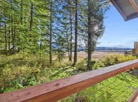 Sunny Point 2BR with Deck & Mountain Views