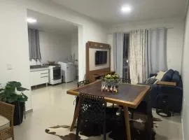 Apto em Bombinhas 2 quartos com 1 suíte, churrasqueira, vaga de garagem