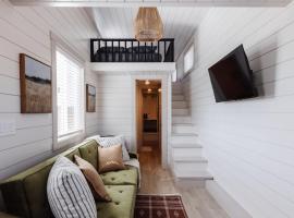 Convient tiny home private deck, hotel em Apple Valley