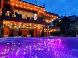 Ivan's Bella Vista Top Floor Ocean View 2BR with Terrace and Heated Pool