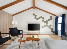 Luxury 5BR w Hot Tub, Fire Pit & Game Room