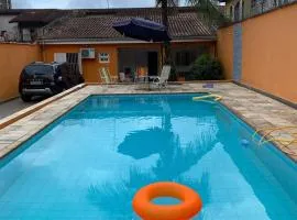 Casa com piscina a 800 m da praia Enseada