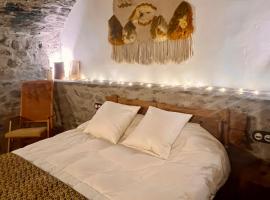 Casa de piedra Siglo XVIII, hotel in Badaín