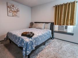Modern home with private fenced backyard Near Dallas Stadium - Perfect for World Cup Fans !, Hotel in Arlington