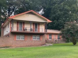 Peaceful 4BR Haven in Stn Mtn-Large Gameroom، فندق في ستون ماونتن