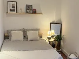 Habitación con encanto con cafetera y sofá