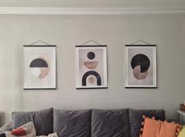 Sky View Stays, Gatwick & Manor Royal with Free Parking, Hotel in Ifield