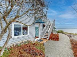 Studio Retreat with Stunning View - Close to Beaches、Tyee Beachのホテル