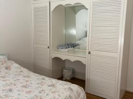 Spacious room in a beautiful home in Central Springvale, hotel in Springvale