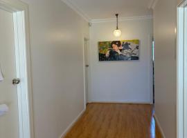 Beautiful and spacious double-bed room in Central Springvale, hotel en Springvale