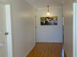 Beautiful and spacious double-bed room in Central Springvale