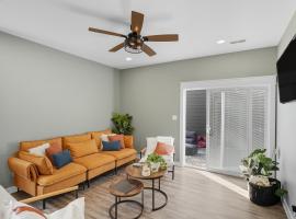 Moody Modern Dunes Hot Tub Beach and Trails, ξενοδοχείο σε Chesterton