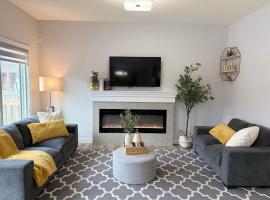 Family Friendly GarageFireplace Sleeps 8 – hotel w mieście Edmonton