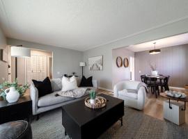 Newly Renovated, Bright & Cozy 3 bdrm Home - 6min from Rogers Arena, хотел в Едмънтън