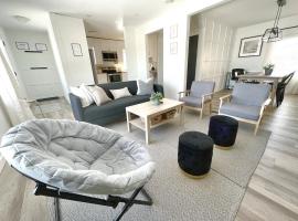 Montague View - Entire Home across from Lakeview Park, hotel a Regina