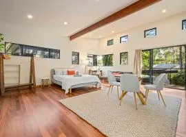 Beautiful high-set studio close to beach