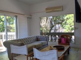 Casa Centrica en Colonia - Vistas Abiertas y Patio Natural – hotel w mieście Colonia del Sacramento