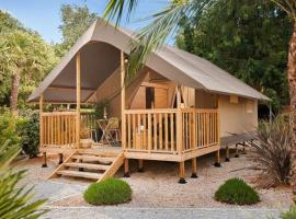 Bungalow toilé avec terrasse à Luynes, 2 chambres, 5 personnes - API-1-52-1508, hotel i Luynes