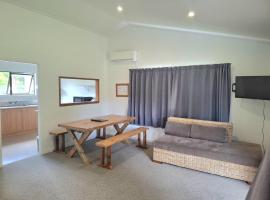 Seabreeze Holiday Park, hotel di Hotwater Beach