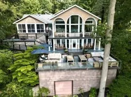 The SaugaBuck House - River Front Lux Home with Hot Tub - Family Friendly