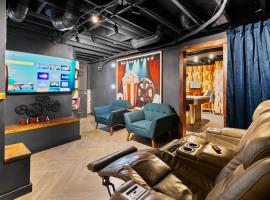 Rewind Vault-Luxe Home with Theater, Arcade and Bar, cottage ở Omaha