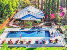 Ruby True Hotel, отель с бассейном в Багане