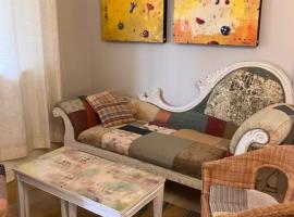 Cozy ,artistic cottage in a garden setting close to the beach and hiking trails.，鮑威爾河的飯店