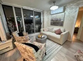 Beautiful Bright with water view AC DT 2BR 2BTh 3BD sleeps 6 guests