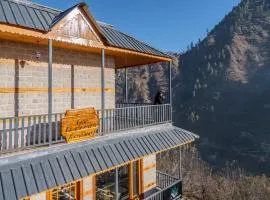 SaffronStays The Tirthan House - Terrace View