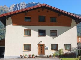 Ferienwohnungen Kapeller, hotelli kohteessa Elbigenalp