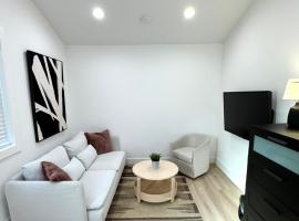 Modern and Cozy Private Studio โรงแรมในลินน์วูด