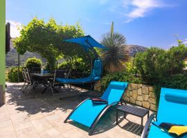 House Zrile with garden and jacuzzi, hotell i Baška