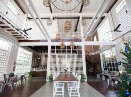 Memmoth Cafe & Hostel in Lampang, hotel con estacionamiento en Lampang