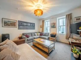 Cardiff City Centre 3BR Home with Fireplace