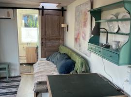 Tiny house close to Copenhagen, khách sạn ở Nybølle