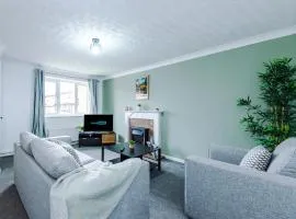 Perfect for Contractors & Families, FREE Driveway Parking, Darts Board, Foosball Table & Garden!