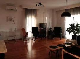 Bright, modern 2BR flat w, balcony, 15 min Airport
