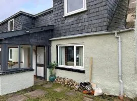 Hot tub - Bbq - Garden - Parking - Pet - Sleeps 6